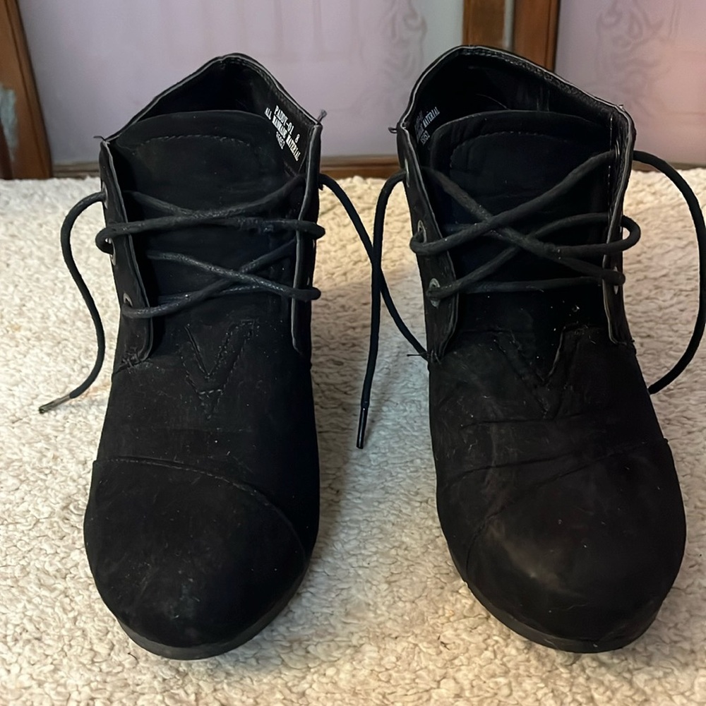 Bamboo black paddy lace up booties